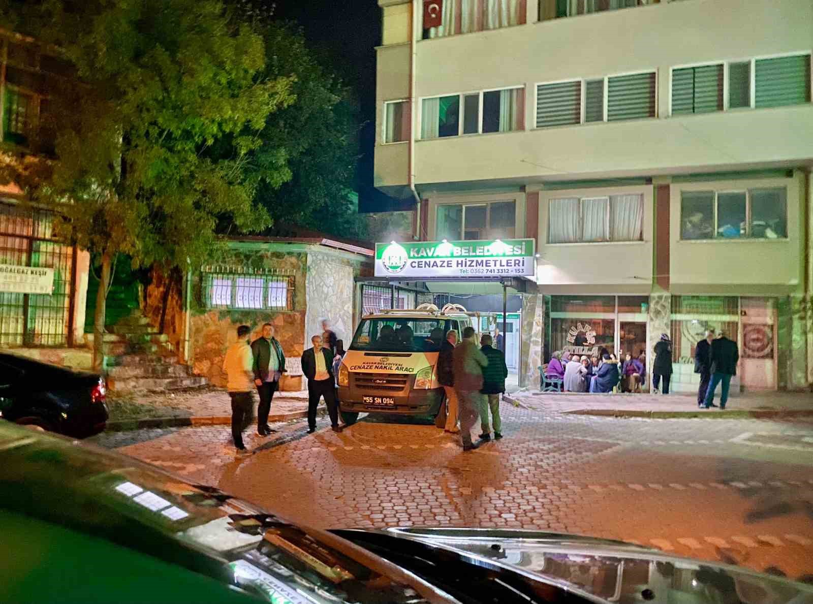 SAMSUN'UN KAVAK İLÇESİNDE MERADAKİ HAYVANLARINA BAKMAYA GİDEN 60 YAŞINDAKİ HAYATİ KABATAŞ ÖLÜ BULUNDU. KALP KRİZİNDEN ÖLDÜĞÜ TAHMİN EDİLEN KABATAŞ'IN KESİN ÖLÜM NEDENİNİN YAPILACAK GEREKLİ İNCELEMEDEN SONRA ÖĞRENİL
