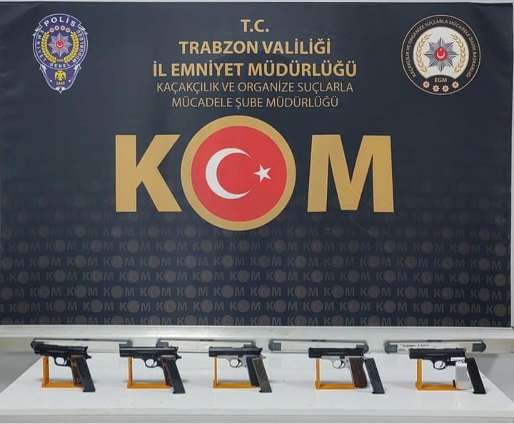 TRABZON'DA POLİS EKİPLERİNCE YAPILAN ÇALIŞMADA BİR ARACIN İÇERİSİNDEN 5 ADET RUHSATSIZ TABANCA ELE GEÇİRİLDİ. M.K İSİMLİ ŞAHIS HAKKINDA ADLİ İŞLEM YAPILDI