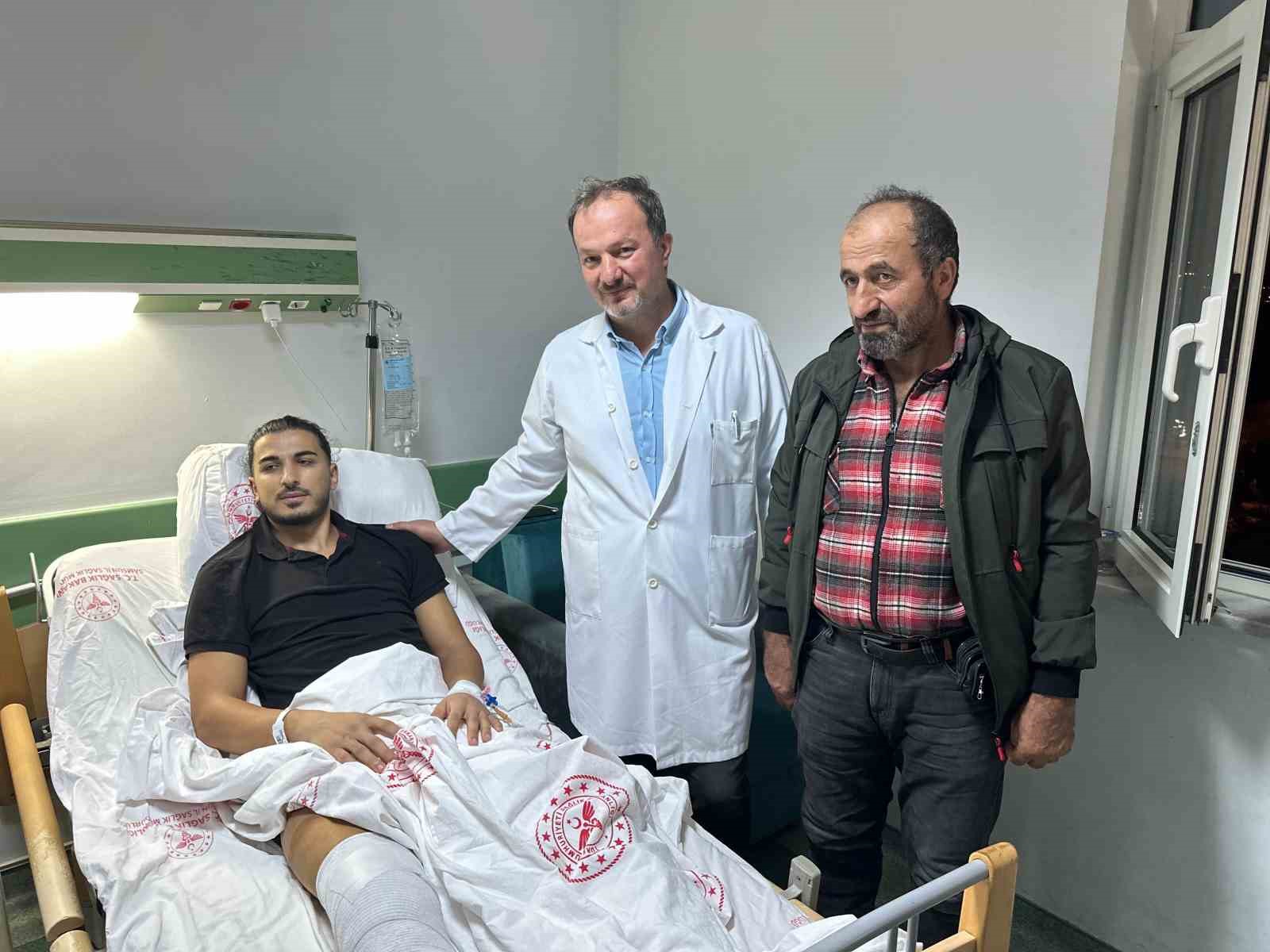 TÜRKİYE’DE DEVLET HASTANELERİNDE İLK: SAMSUN'DA 16 YAŞINDA HALI SAHADA ARKADAŞLARI İLE MAÇ YAPARKEN ÖN ÇAPRAZ BAĞLARI KOPAN 21 YAŞINDAKİ ENSAR USTA’YA ‘MENÜSKÜS NAKLİ’ YAPILDI
