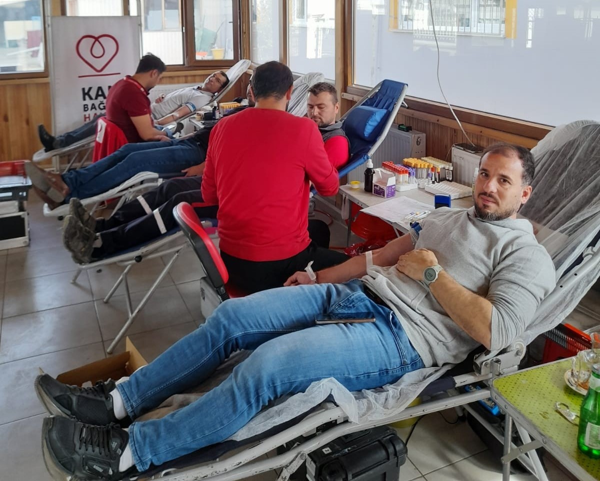 SAMSUN'UN LADİK İLÇESİNDE BİR OKULDA 100 ÜNİTE HEDEFİYLE DÜZENLENEN KIZILAY KAN BAĞIŞI ORGANİZASYONUNDA 136 ÜNİTE KAN TOPLANDI