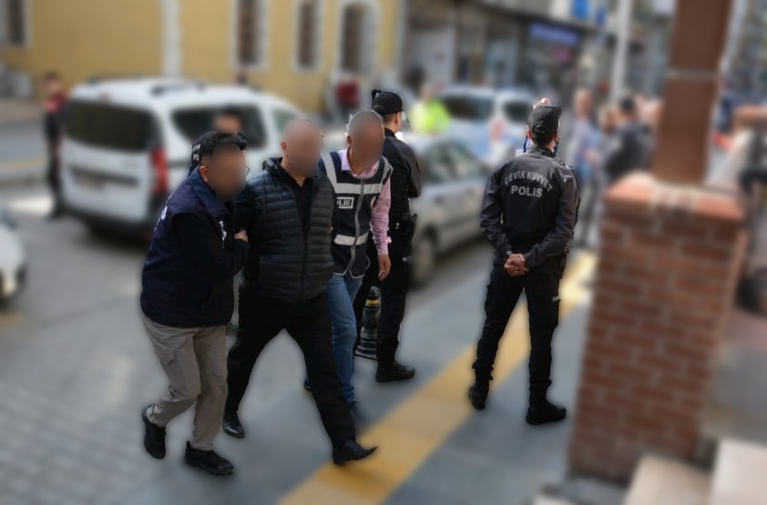 TRABZON'UN AKÇAABAT İLÇESİNDE SAHİL YOLUNDA ÇIKAN SİLAHLI ÇATIŞMADA BİR KİŞİYİ YARALADIKTAN SONRA KAÇAN 2 ŞAHIS POLİS EKİPLERİNCE YAKALANDI