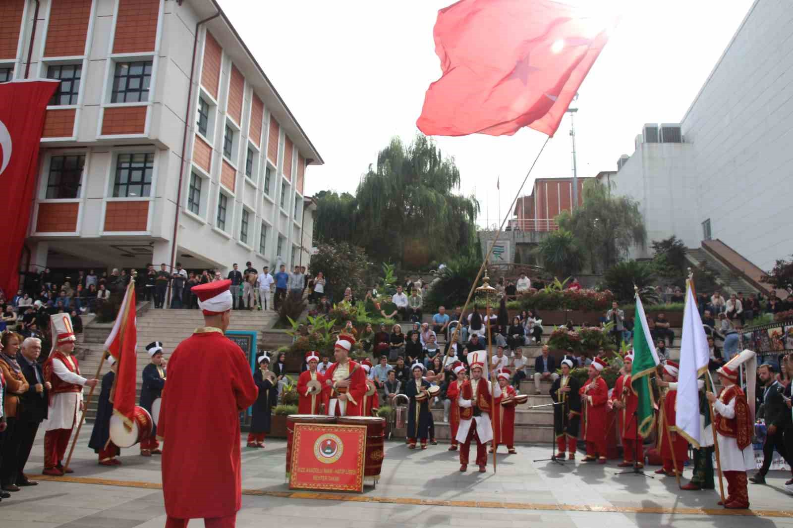 RİZE'YE ÜNİVERSİTE OKUMAYA GELEN ÖĞRENCİLERİN SOSYAL UYUMUNU SAĞLAYARAK KOLAYCA ŞEHRE ADAPTE OLMALARI İÇİN DÜZENLENEN ETKİNLİK RENKLİ GÖRÜNTÜLERE SAHNE OLDU