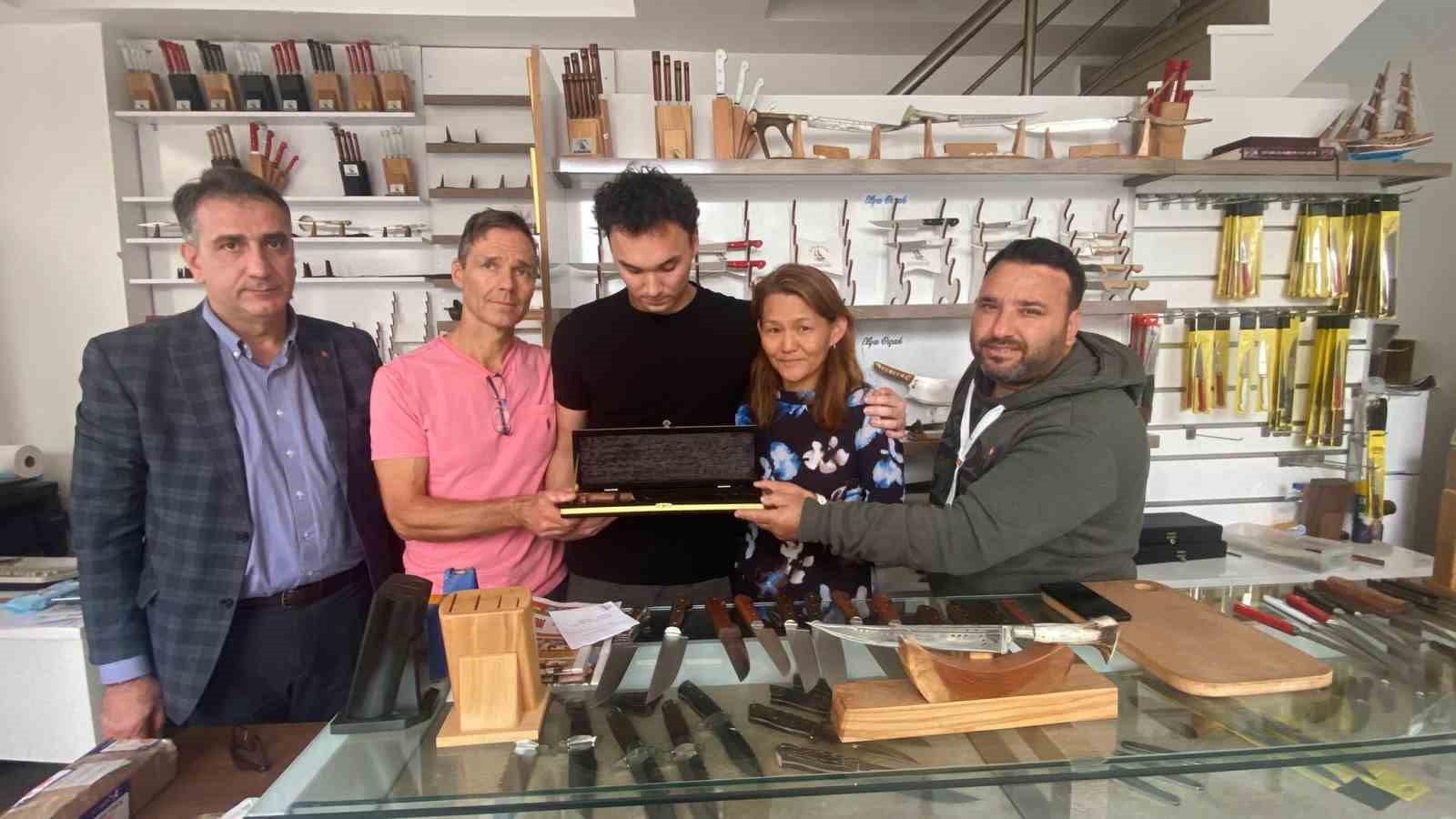 OĞULLARINI TRAFİK KAZASINDA KAYBEDEN NORVEÇLİ AİLEYE SÜRMENE BELEDİYE MECLİS ÜYESİ OLAN BIÇAK İMALATÇISI ATAKAN BERK, NORVEÇ DİLİNDE "RUHU BURADA HER ZAMAN MUTLU OLACAK" YAZILI BİR BIÇAK HEDİYE ETTİ