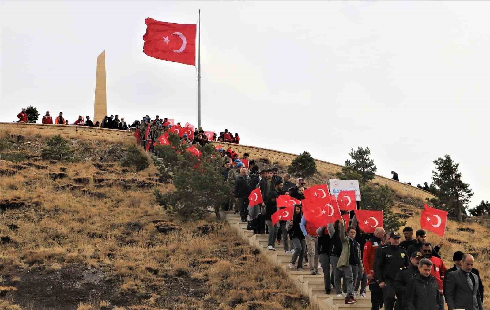 CUMHURİYET’İN 100’NCÜ YILI KUTLAMALARI BAYBURT’TA KOP DAĞI ŞEHİTLİĞİNDEKİ YÜRÜYÜŞLE BAŞLADI. ŞEHİTLER İÇİN OKUNAN KURAN-I KERİM TİLAVETİ VE PROTOKOL KONUŞMALARININ ARDINDAN ŞEHİTLİĞE ÇİÇEKLER BIRAKILDI VE DUALAR EDİLDİ
