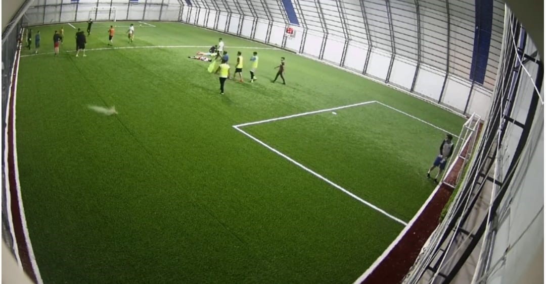 RİZE'NİN ARDEŞEN İLÇESİ SPOR TESİSLERİ'NDE DÜN GECE SAAT 22.30 SULARINDA HALI SAHADA FUTBOL OYNANDIĞI ESNADA MERMİ İSABET ETTİ. HALI SAHADAN SEKEN MERMİ, TESİSİN MÜDÜRİYET ODASINA DÜŞTÜ