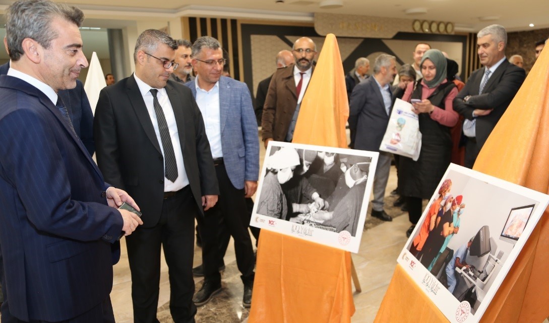 ERZURUM İL SAĞLIK MÜDÜRLÜĞÜNCE, CUMHURİYETİN 100.YILINDA ŞEHİR HASTANESİNDE "100 YILDIR AYNI AŞK VE HEYECANLA" TEMALI FOTOĞRAF SERGİSİ DÜZENLENDİ
