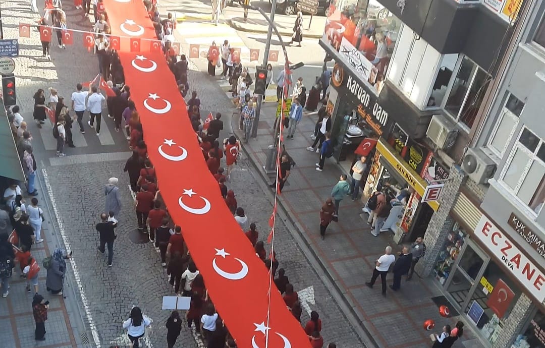 RİZE'DE BAYRAK YÜRÜYÜŞÜ DÜZENLENDİ. BİNLERCE KİŞİ CUMHURİYETİMİZİN 100. YILI İÇİN YÜRÜDÜ