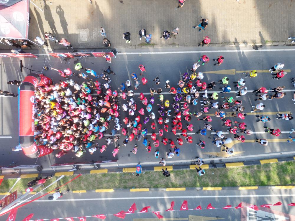 TRABZON'DA CUMHURİYETİN 100. YILI ETKİNLİKLERİ KAPSAMINDA DÜZENLENEN 43. ULUSLARARASI TRABZON YARI MARATONU KOŞULDU