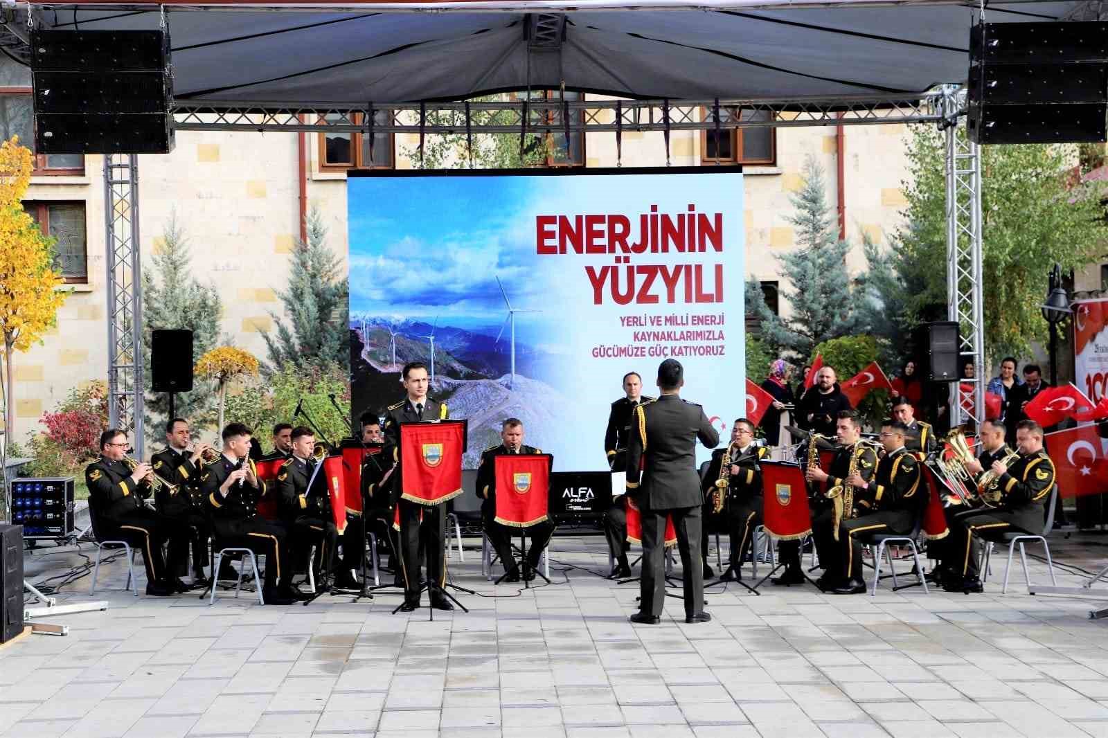 BAYBURT VALİLİĞİNİN ORGANİZE ETTİĞİ VE 3. ORDU BÖLGE BANDO KOMUTANLIĞI’NCA CUMHURİYET'İN 100. YIL KONSERİ, İLGİYLE TAKİP EDİLİRKEN BAYBURT ORTAOKULU HALK OYUNLARI EKİBİ, KONSER ÖNCESİNDE GÖSTERİLERİYLE PROGRAMA RENK KAT