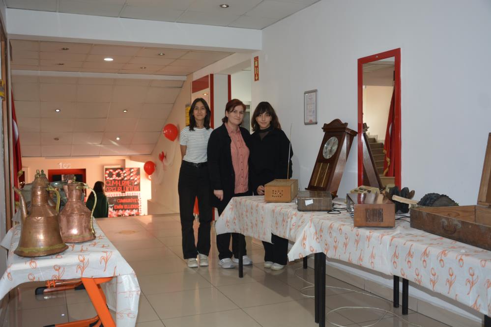 ORDU'NUN ÜNYE İLÇESİNDE CUMHURİYET'İN 100'ÜNCÜ YILI ETKİNLİKLERİ AMACIYLA ANADOLU İMAM HATİP LİSESİ ÖĞRETMEN VE ÖĞRENCİLERİ TARAFINDAN SERGİ AÇILIŞI GERÇEKLEŞTİRİLDİ