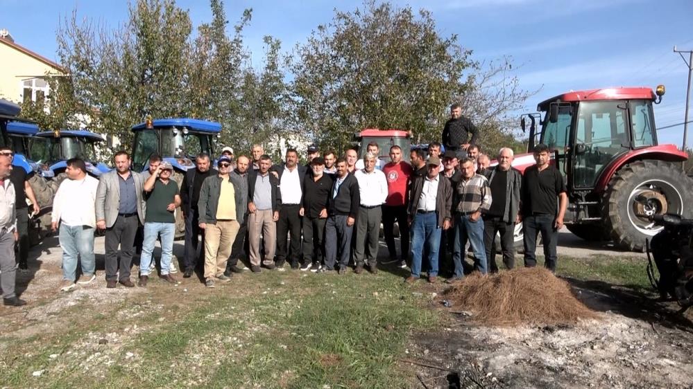 SAMSUN'UN BAFRA İLÇESİ FATİH MAHALLESİ SEDDE YOLU'NDA TOPLANAN ÇELTİK ÜRETİCİLERİ ÇELTİK ÜRETİCİLERİ, YAPTIKLARI EYLEMLE FİYATLARIN AÇIKLANMASINI İSTEDİ