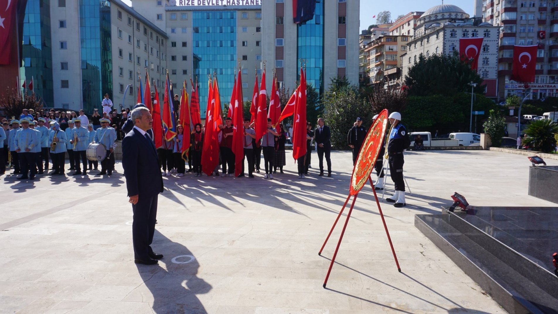 29 EKİM CUMHURİYET BAYRAMI KUTLAMALARI, 28 EKİM 2022 CUMARTESİ GÜNÜ SAAT 13.00'TE, RİZE VALİLİĞİ VE RİZE BELEDİYESİ BAŞKANLIĞI TARAFINDAN VALİLİK TÖREN ALANI'NDAKİ ATATÜRK ANITINA ÇELENK SUNUMUNUN ARDINDAN BAŞLADI