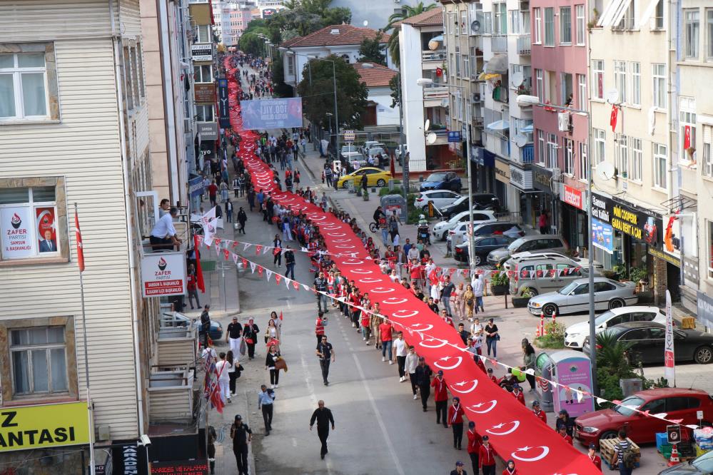 SAMSUN'DA CUMHURİYET'İN 100. YILDÖNÜMÜ ETKİNLİKLERİ KAPSAMINDA 1919 METRELİK TÜRK BAYRAĞI EŞLİĞİNDE YÜRÜYÜŞ GERÇEKLEŞTİRİLDİ