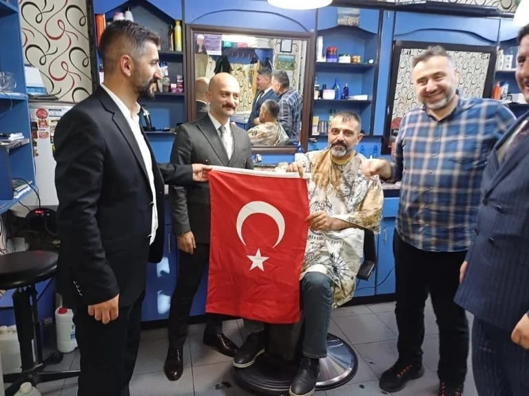 MHP RİZE İL BAŞKANLIĞI VE RİZE ÜLKÜ OCAKLARI , CUMHURİYETİMİZİN 100. YIL MÜNASEBETİYLE 1000 ADET TÜRK BAYRAĞI DAĞITTI