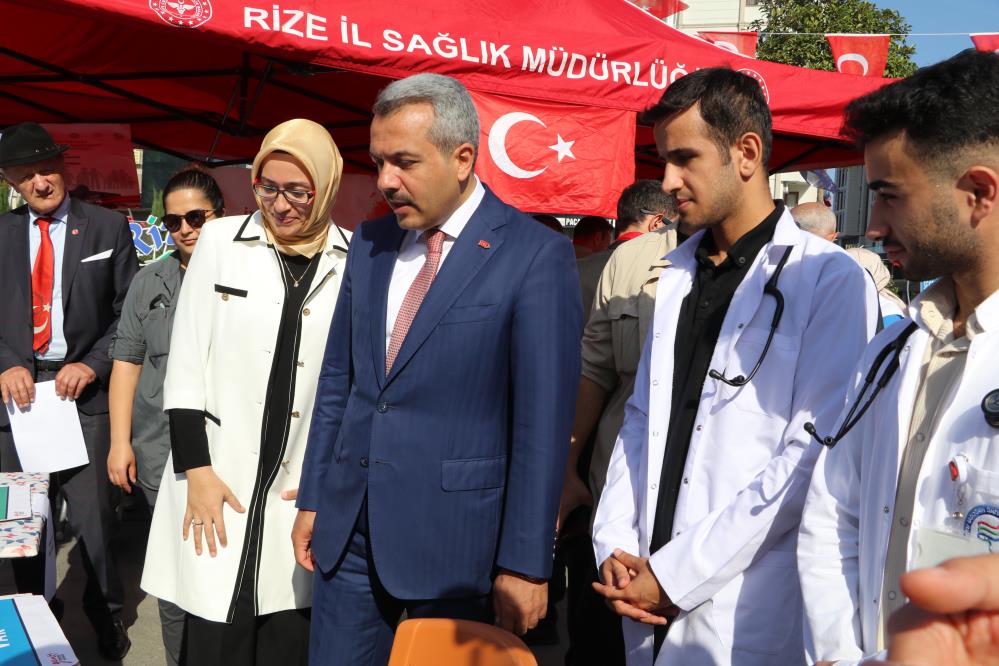 RİZE'DE GELECEĞİN DOKTORLARI BİR ARAYA GELEREK RİZELİ VATANDAŞLARA SAĞLIK TARAMASINDAN GEÇİRDİ