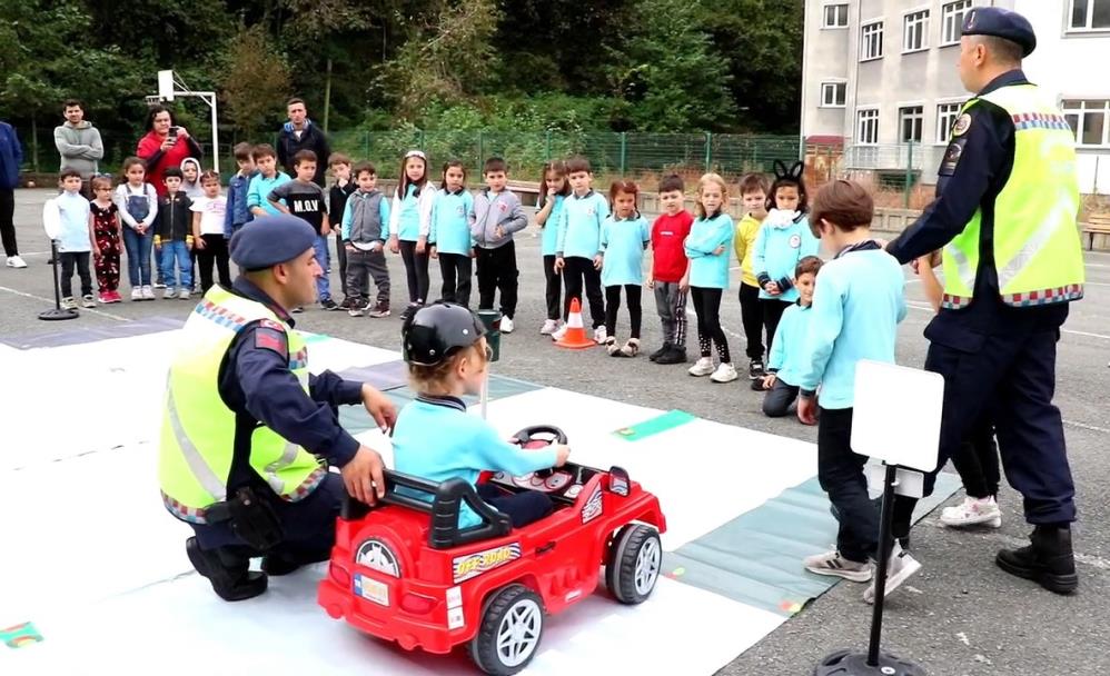 RİZE'DE JANDARMA EKİPLERİ 128 İLKÖĞRETİM ÖĞRENCİSİNE TRAFİK EĞİTİMİ VERDİ