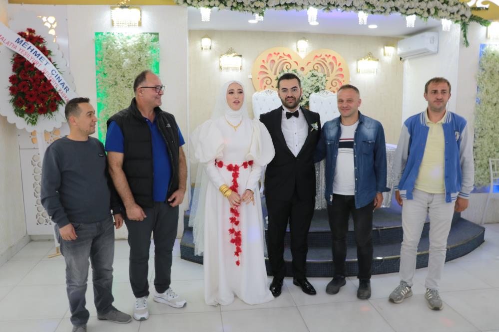 RİZE’DEN DEPREMDE GÖNÜLLÜ ARAMA KURTARMA OLARAK KAHRAMANMARAŞ’A GELEN EKİP, DEPREMDE ANNE VE BABASININ CANSIZ BEDENİNİ ÇIKARDIKLARI GENÇ KIZIN DÜĞÜNÜNE DE KATILDI