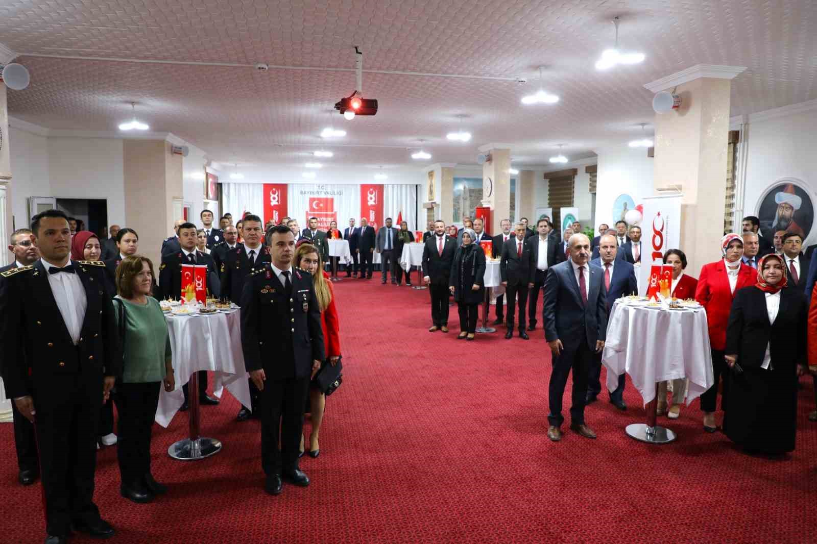 BAYBURT VALİLİĞİ TARAFINDAN 29 EKİM CUMHURİYET BAYRAMI VE CUMHURİYETİN KURULUŞUNUN 100. YILI DOLAYISIYLA BAYBURT ÖĞRETMENEVİ'NDE RESEPSİYON DÜZENLENDİ