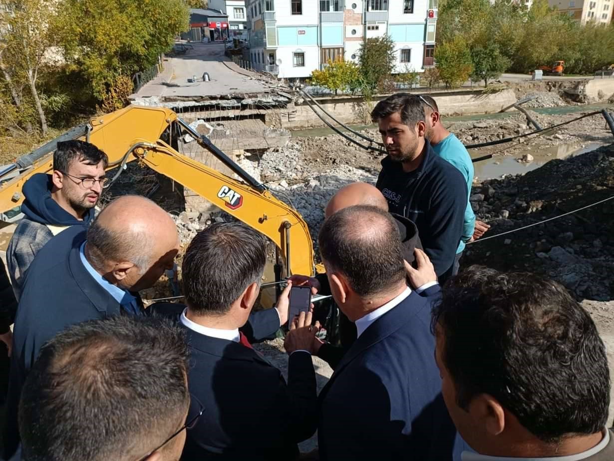 BAYBURT ŞEHİR MERKEZİNDE ÇORUH NEHRİ ÜZERİNE YAPILAN EN ESKİ İKİNCİ KÖPRÜ OLAN TAŞ KÖPRÜ YENİDEN YAPILMAK ÜZERE YIKILIYOR