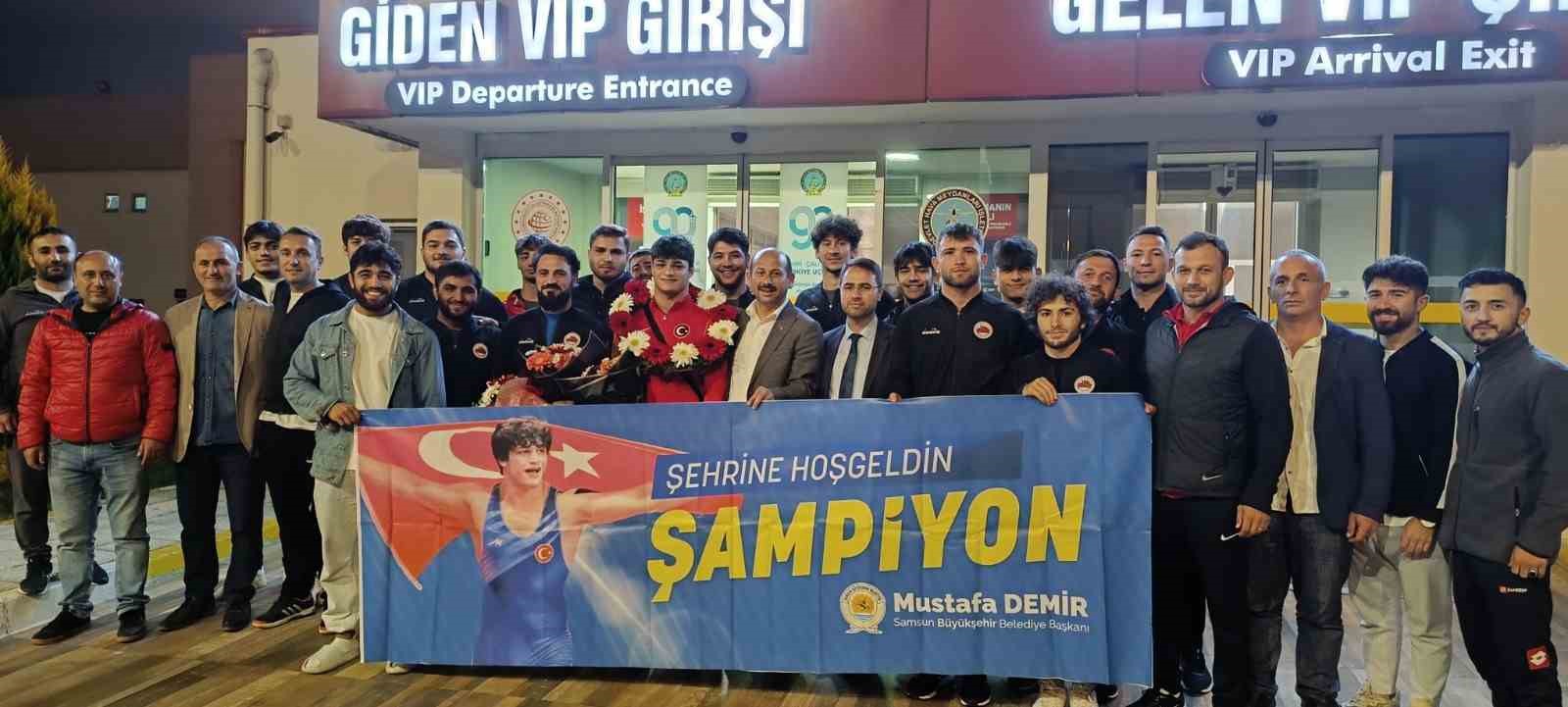 23 YAŞ ALTI DÜNYA GÜREŞ ŞAMPİYONASI'NDA İKİNCİ OLAN SAMSUN BÜYÜKŞEHİR BELEDİYESİ SPORCUSU MİLLİ GÜREŞÇİ ALPEREN BERBER, SAMSUN'DA ÇİÇEKLERLE KARŞILANDI
