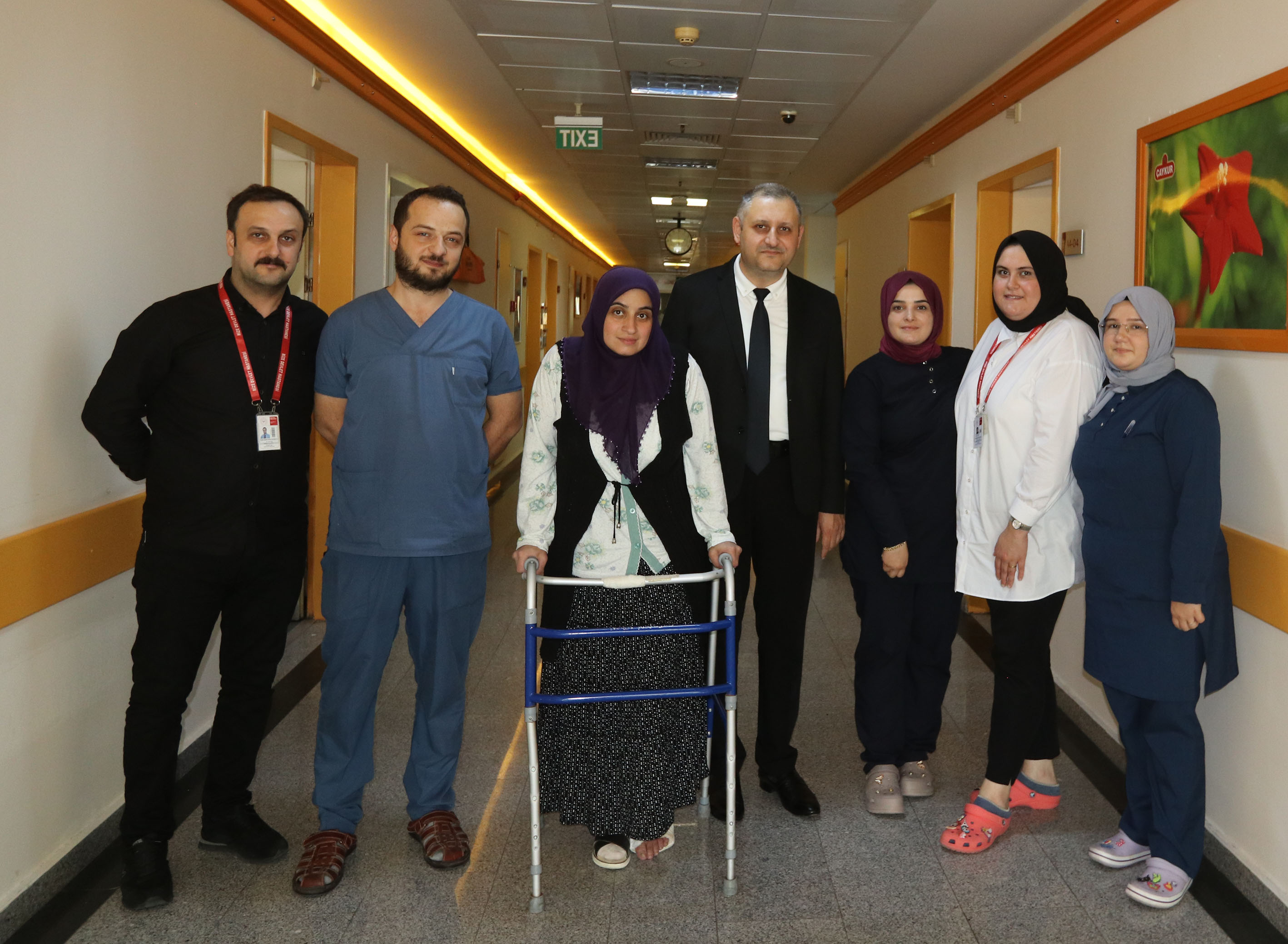 RİZE’ DE ARAÇTAN DÜŞEN VE BUNA BAĞLI YÜRÜYEMEZ DURUMA GELEN LEYLA KURTULUŞ, RİZE DEVLET HASTANESİ'NDE UYGULANAN BAŞARILI TEDAVİ SONUCUNDA SAĞLIĞINA KAVUŞTU