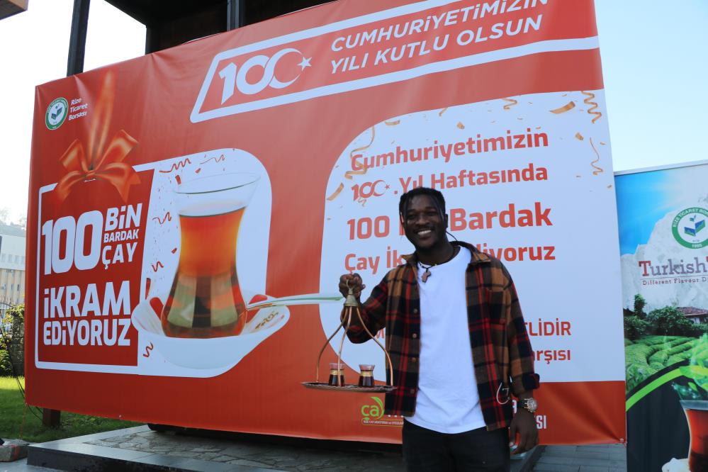 RİZE'DE SOSYAL MEDYA YOLUYLA ÜNLENEN GANALI ÜNİVERSİTE ÖĞRENCİSİ CUMHURİYETİN 100. YILINA ÖZEL 100 BİN BARDAK ÇAY DAĞITIMI ETKİNLİĞİNE KATILARAK ÇAY DAĞITTI