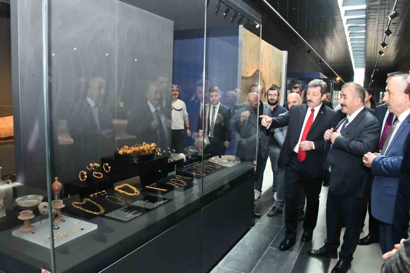 KARUN HAZİNESİ'NDEN SONRA TÜRKİYE'DE BULUNAN EN DEĞERLİ HAZİNE OLARAK GÖSTERİLEN AMİSOS HAZİNESİ, SAMSUN MÜZESİ'NDE SERGİLENMEYE BAŞLADI