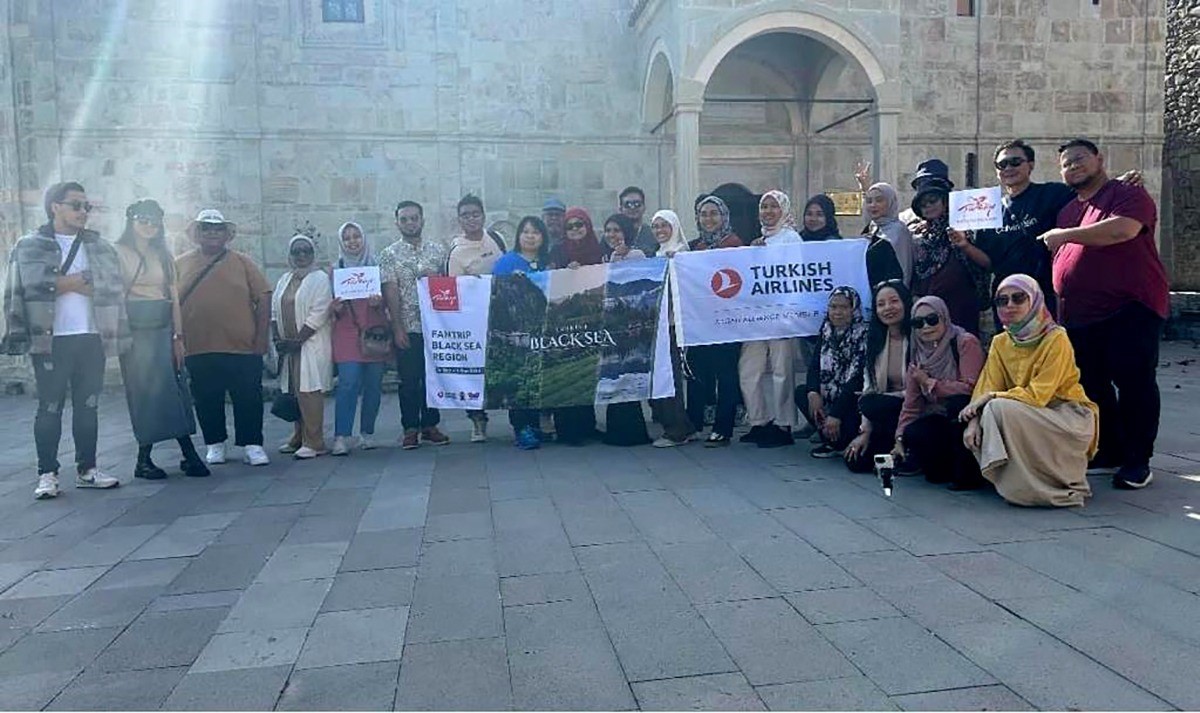 TRABZON'UN AKÇAABAT İLÇESİNDE BELEDİYE TARAFINDAN RESTORE EDİLEREK YENİ BİR TURİZM DESTİNASYONU OLARAK İLÇEYE KAZANDIRILAN ORTAMAHALE VE ORTAMAHALLE MÜZESİ, YERLİ VE YABANCI TURİSTLER TARAFINDAN İLGİ ODAĞI OLDU