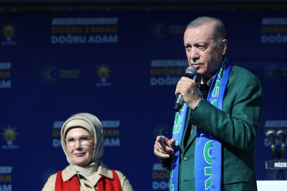 CUMHURBAŞKANI RECEP TAYYİP ERDOĞAN HAFTASONU RİZE’YE GELİYOR. CUMHURBAŞKANI RECEP TAYYİP ERDOĞAN, PAZAR GÜNÜ RİZE'YE GELEREK KENTSEL DÖNÜŞÜM SONRASI İNŞA EDİLEN RİZE'NİN YENİ TİCARET MERKEZİNİN DE AÇILIŞI GERÇEKLEŞ