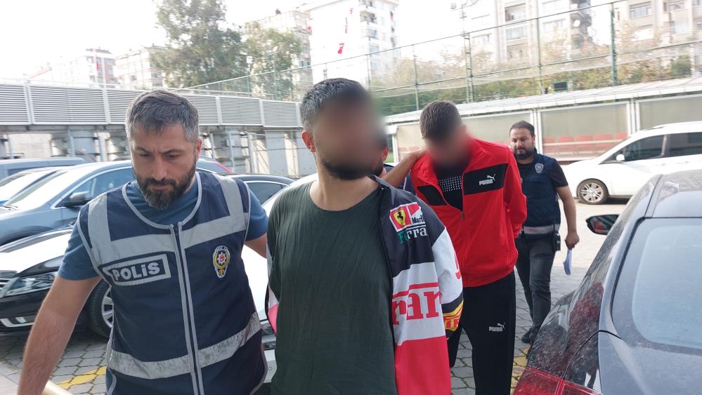 SAMSUN'DA SOSYAL PAYLAŞIM SİTESİNDEN SİLAH SATIYORMUŞ GİBİ RESİM PAYLAŞIP SİLAH ALMAK İSTEYEN KİŞİ İLE BULUŞUP DARP EDEREK 30 BİN LİRA PARAYI GASP EDEN 3 KİŞİ POLİS TARAFINDAN YAKALANDI