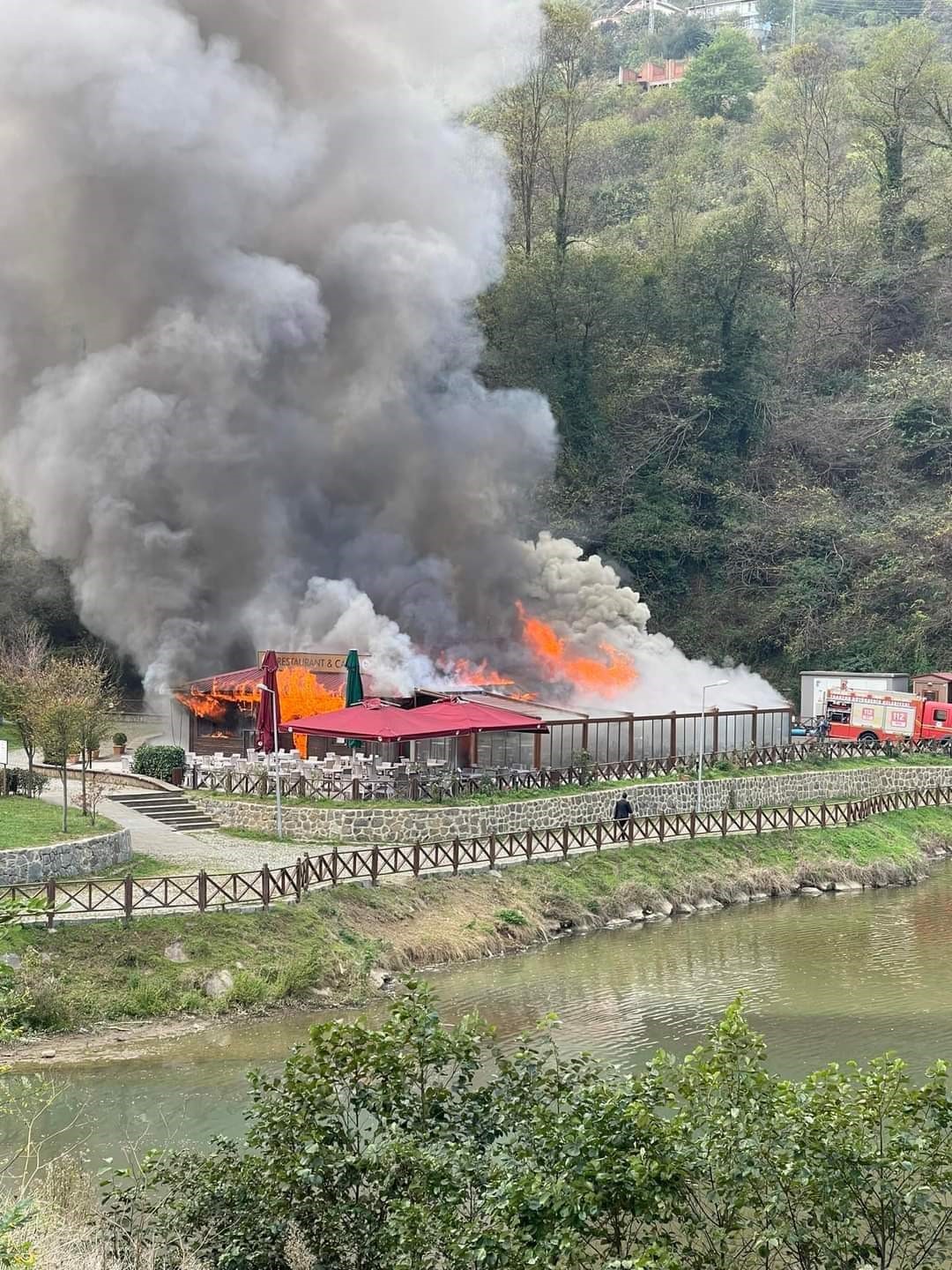 TRABZON'UN AKÇAABAT İLÇESİNDEKİ TURİZM MERKEZİ SERA GÖLÜ'NÜN KIYISINDA BULUNAN BİR SOSYAL TESİSTE BUGÜN ÖĞLE SAATLERİNDE YANGIN ÇIKTI. ÇIKAN YANGINDA TESİSTE BÜYÜK MADDİ HASAR OLUŞURKEN, YANGIN KONTROL ALTINA ALIND