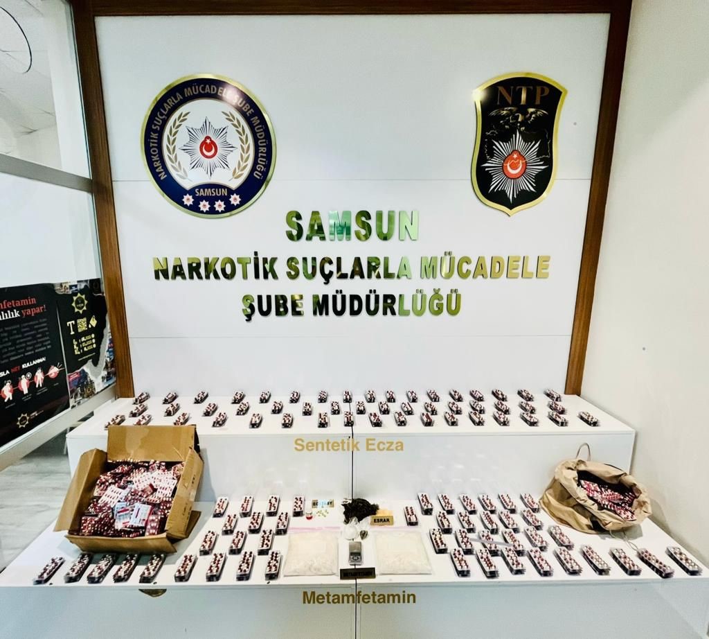 SAMSUN'DA NARKOTİK POLİSİ TARAFINDAN DÜZENLENEN UYUŞTURUCU OPERASYONUNDA 2 KİLO 53 GRAM13 BİN 245 ADET SENTETİK ECZA, ESRAR VE ECSTAY UYUŞTURUCU HAPLA YAKALANAN 3 KİŞİ GÖZALTINA ALINDI