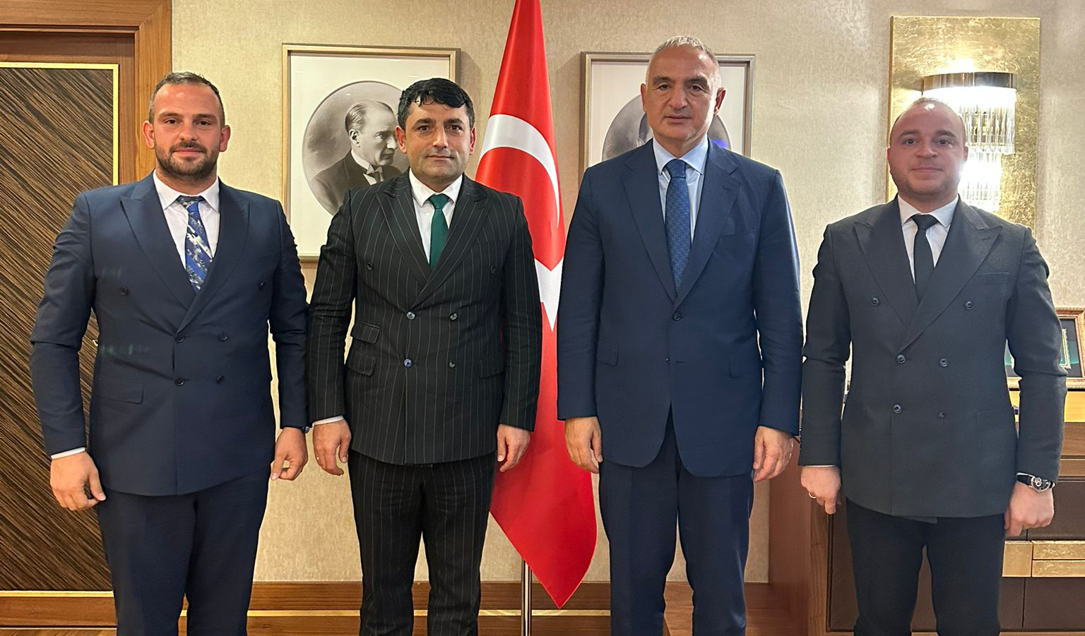 BİR DİZİ ZİYARETLER İÇİN ANKARA'DA BULUNAN MİLLİYETÇİ HAREKET PARTİSİ RİZE İL BAŞKANI İHSAN ALKAN, KÜLTÜR VE TURİZM BAKANI MEHMET NURİ ERSOY'U MAKAMINDA ZİYARET EDEREK BÖLGENİN SORUNLARINI İLETTİ