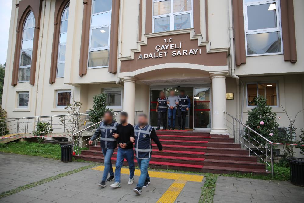 RİZE'NİN ÇAYELİ İLÇESİNDE HIRSIZLIK OLAYINA KARIŞAN YABANCI UYRUKLU 8 AYRI HIRSIZLIK OLAYINA KARIŞAN M.S. VE O.K. İSİMLİ ŞAHISLAR ÇIKARILDIKLARI MAHKEMECE TUTUKLANARAK CEZAEVİNE GÖNDERİLDİ