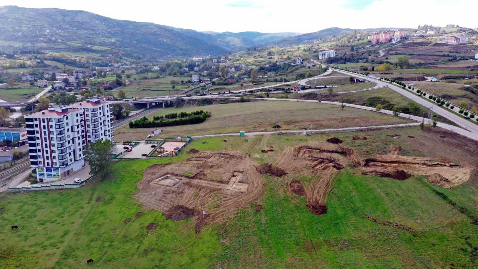 SAMSUN'DA BİR VATANDAŞ KONUT İNŞAATI İÇİN TEMEL KAZISI YAPTIRDIĞI SIRADA HELENİSTİK, ROMA VE DOĞU ROMA DÖNEMLERİNE AİT OLDUĞU DEĞERLENDİRİLEN İNSAN YERLEŞKESİ BULDU