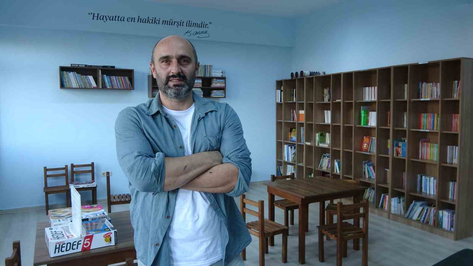 TRABZONLU RESSAM YILDIRAY YILDIRIM, DEPREMDE HAYATINI KAYBEDEN ABLASI AYNUR YILDIRIM BARIK VE ENİŞTESİ DOĞAN BARIK ANISINA TRABZON'UN ARSİN İLÇESİNDEKİ MAHALLESİNDEKİ OKULA KÜTÜPHANE YAPTIRDI