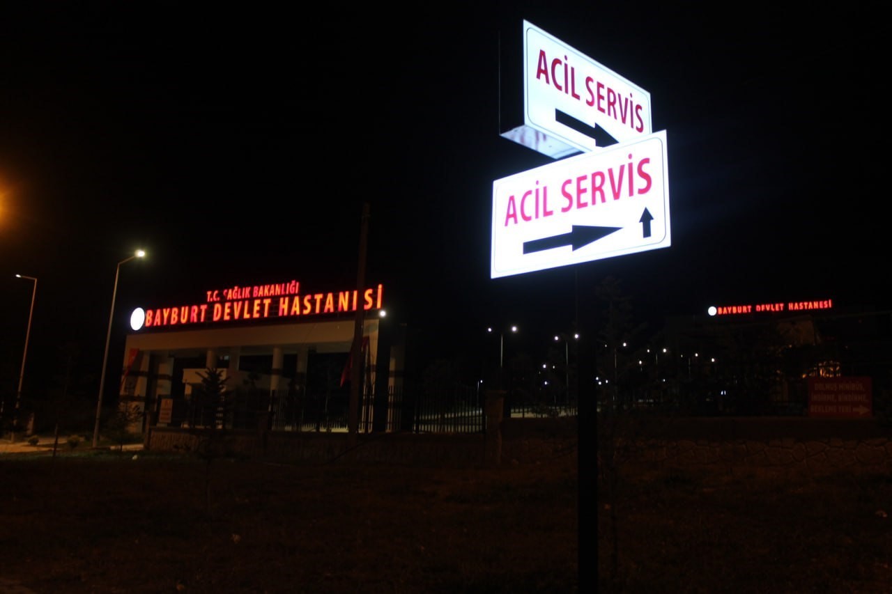 BAYBURT - ERZİNCAN KARAYOLU SADAK KÖYÜ YAKINLARINDA MEYDANA GELEN TRAFİK KAZASINDA SADAK DERESİNE UÇAN OTOMOBİLDEKİ S.B. HAYATINI KAYBETTİ H.Ş. İLE SÜRÜCÜ Ö.Ç. YARALANDI