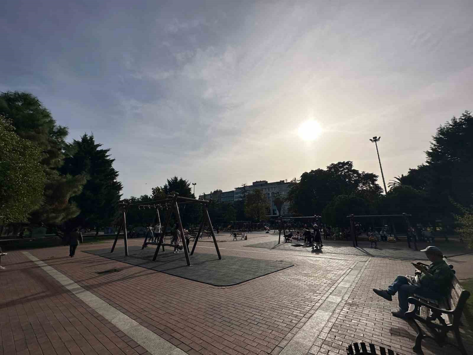 KARADENİZ'DE KASIM AYINDA HAVA SICAKLIKLARI MEVSİM NORMALLERİNİN ÜSTÜNDE SEYREDİYOR .TERMOMETRELERİN 28 DERECEYİ GÖSTERDİĞİ SAMSUN'DA PASTIRMA YAZI YAŞANIYOR