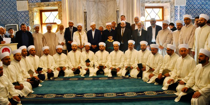 RİZE MÜFTÜ YUSUF KARALİ DİNİ YÜKSEK İHTİSAS MERKEZİ AŞERE TAKRİB KURSU 4. DÖNEM MEZUNLARINI RİZE MERKEZ SAHİL CAMİİNDE DÜZENLENEN İCAZET MERASİMİ İLE MEZUN ETTİ