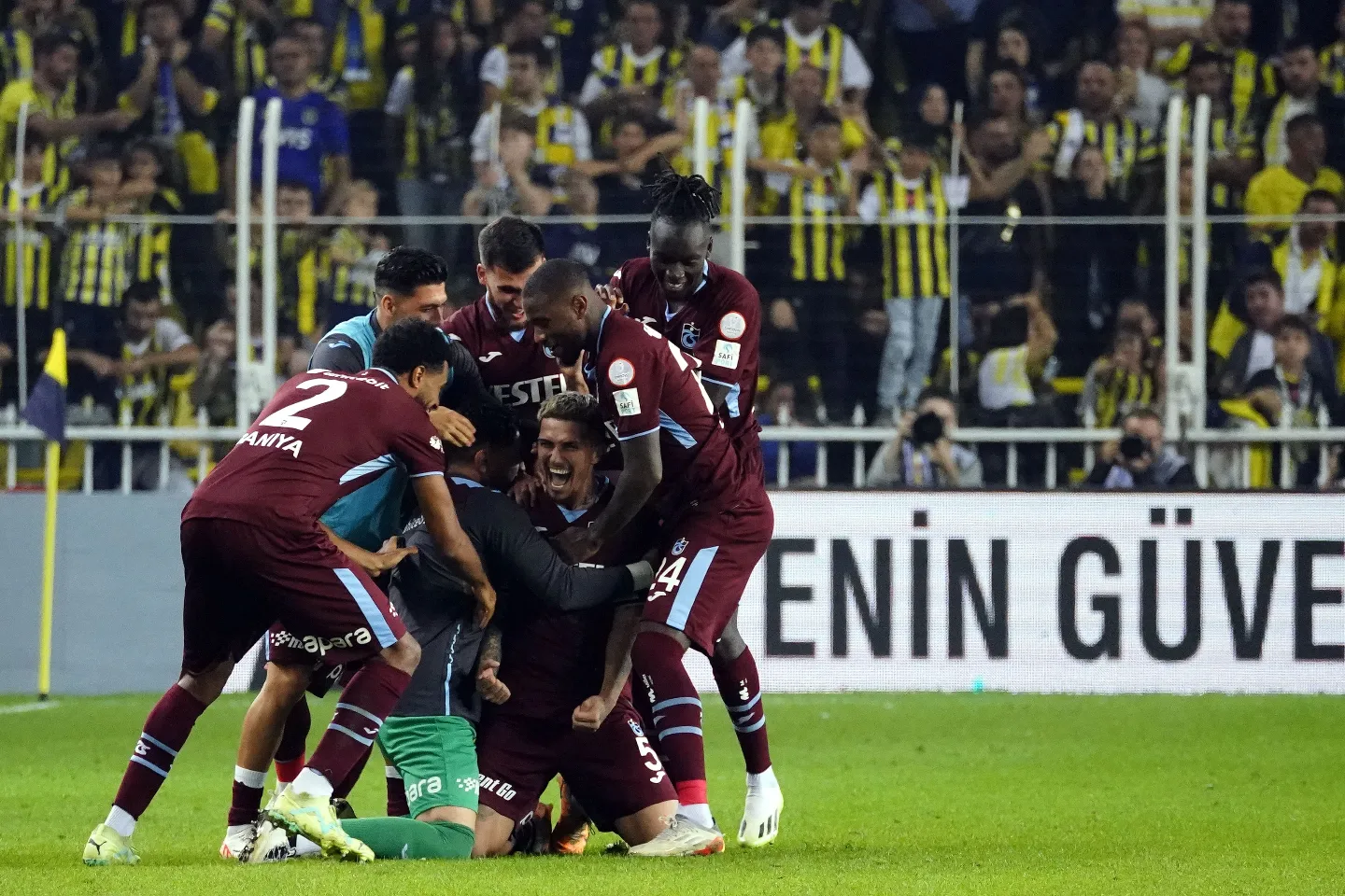 TRABZONSPOR FENERBAHÇE'Yİ EVİNDE MAĞLUP ETTİ. TRENDYOL SÜPER LİG'İN 11.HAFTASINDA FENERBAHÇE, SAHASINDA KARŞILAŞTIĞI TRABZONSPOR'A 3 - 2 MAĞLUP OLDU