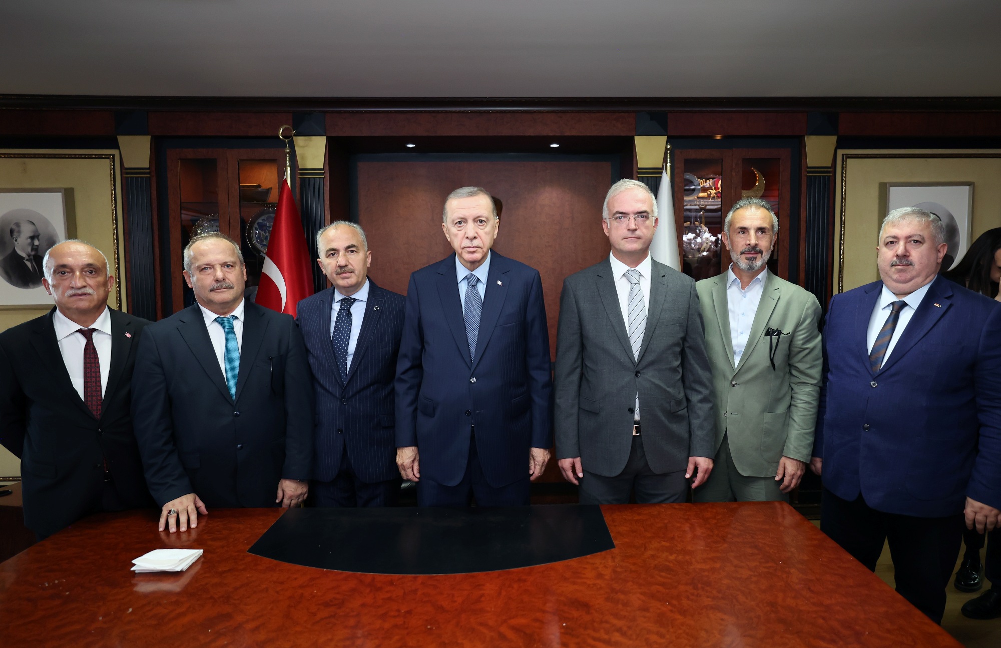 BİR DİZİ ZİYARETLERDE BULUNMAK VE TOPLU AÇILIŞ TÖRENİNE KATILMAK ÜZERE RİZE'YE GELEN CUMHURBAŞKANI RECEP TAYYİP ERDOĞAN, RİZE BELEDİYESİNİ'DE ZİYARET ETTİ