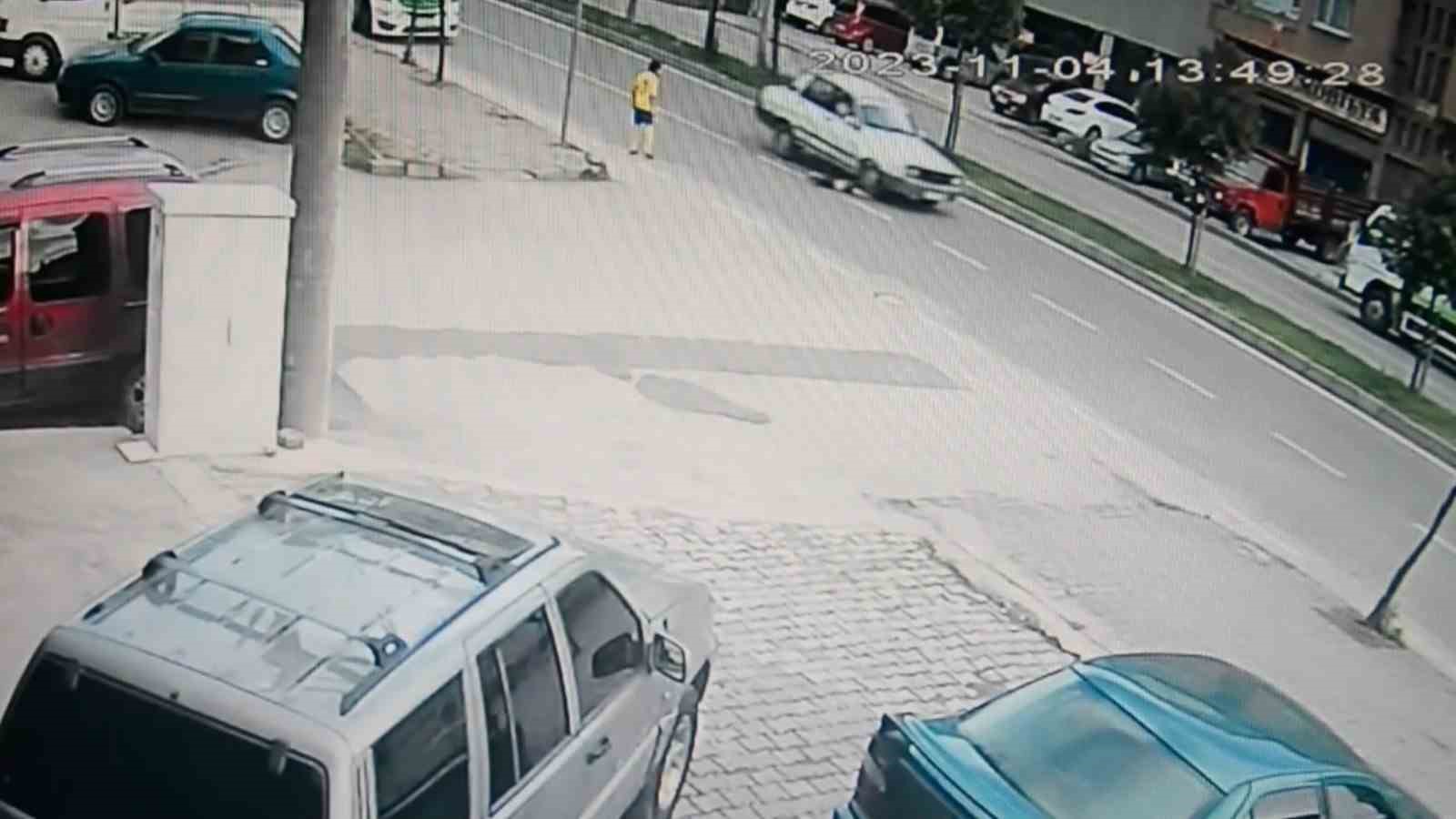 ORDU'NUN ÜNYE İLÇESİNDE ARKADAŞIYLA BİRLİKTE OYUN OYNADIĞI SIRADA YOLA DOĞRU KOŞAN 6 YAŞINDAKİ AHMET POYRAZ E. , OTOMOBİLİN ÇARPMASI SONUCU METRELERCE SÜRÜKLENDİ. DURUMU AĞIR OLAN AHMET POYRAZ TEDAVİ ALTINA ALINDI