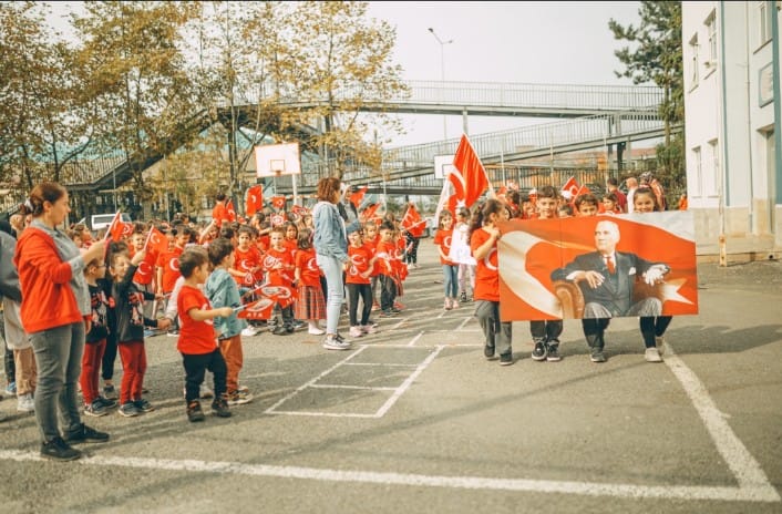 CUMHURİYET 100. YIL KUTLAMALARI DEVAM EDİYOR.TRABZON SÜRMENE ÇAMBURNU İLKOKULU VE ÇAMBURNU FAZILOĞLU MAHMUT BIÇAKÇI ORTAOKULUNUN ORTAKLAŞA DÜZENLEDİĞİ CUMHURİYETİN 100. YIL GÖSTERİSİ BÜYÜK İLGİ GÖRDÜ
