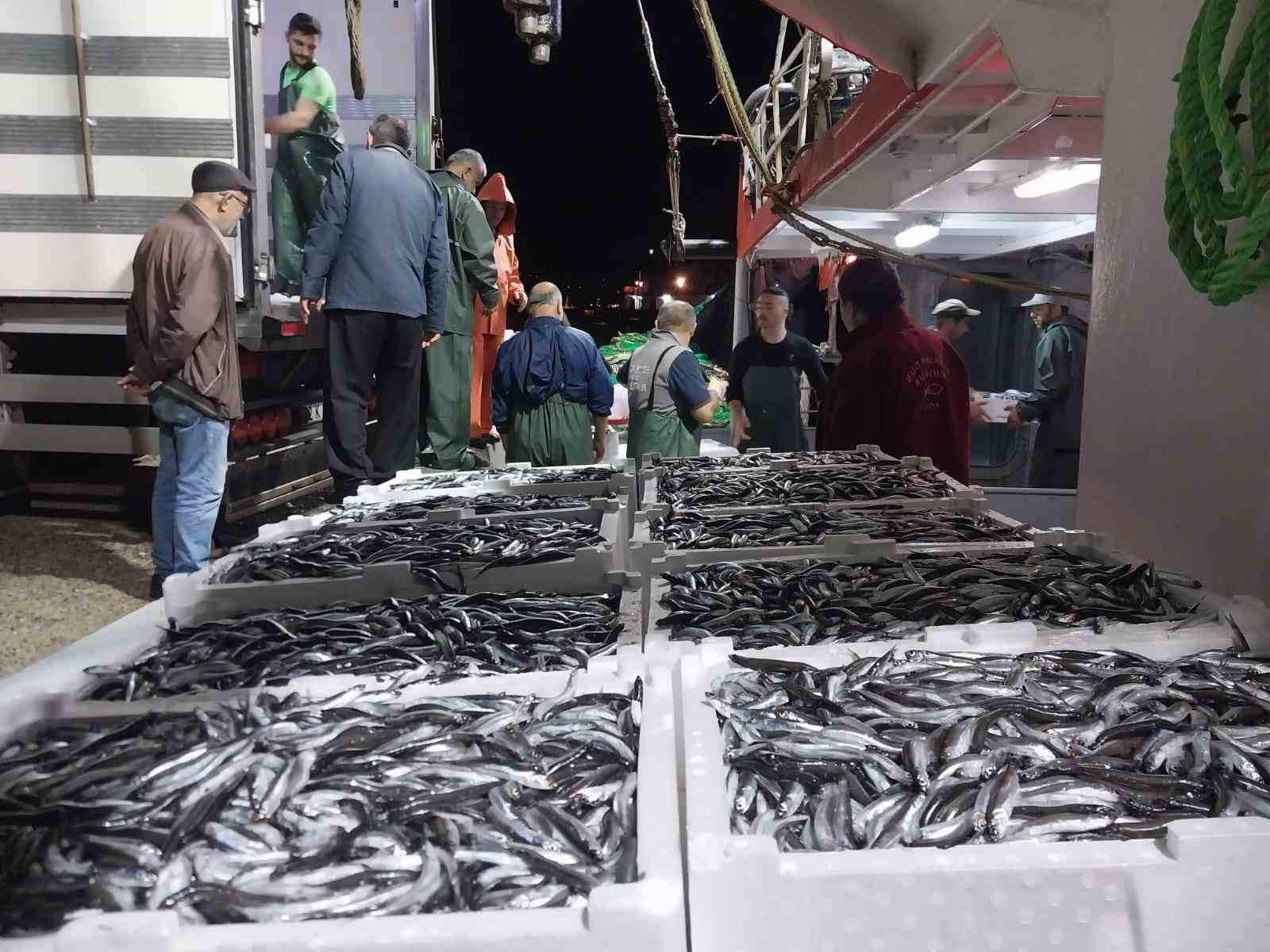 BALIKÇILARIN YÜZÜ HAMSİ İLE GÜLDÜ. ORDULU BALIKÇILAR, BU YIL KARADENİZ VE MARMARA AÇIKLARINDA HAMSİ BEREKETİ YAŞANDIĞINI, SEZONUN KENDİLERİNİ MUTLU ETTİĞİNİ SÖYLEDİLER