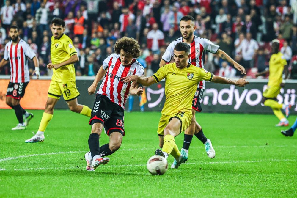TRENDYOL SÜPER LİG'DE ERTELEME MAÇINDA SAMSUNSPOR, SAHASINDA AĞIRLADIĞI İSTANBULSPOR’U 2-1 YENDİ