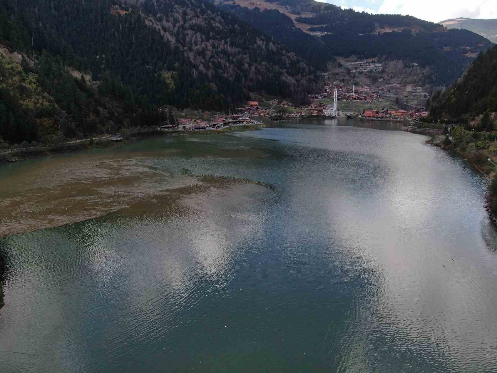 TRABZON'UN ÇAYKARA İLÇESİNE BAĞLI DOĞAL GÜZELLİKLERİ İLE DÜNYACA ÜNLÜ TURİZM MERKEZİ UZUNGÖL GİDEREK SIĞ BİR GÖL HALİNE GELİYOR. GÖLÜN, 20-25 YIL ÖNCEKİ DERİNLİĞİ 35 METRE CİVARLARINDA İKEN ŞU ANKİ DERİNLİĞİ 4 METRE
