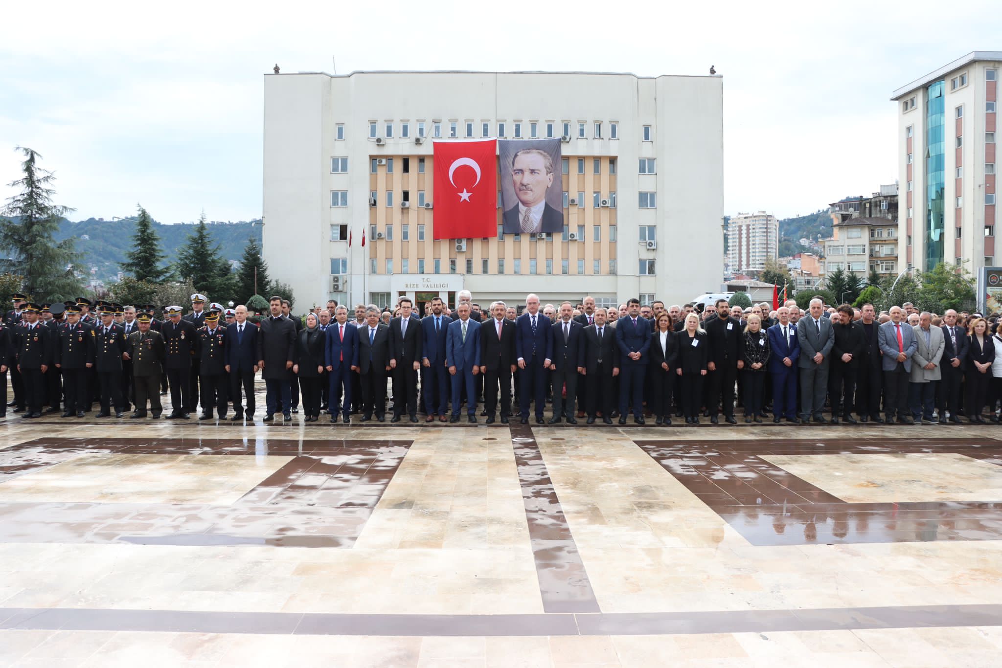 CUMHURİYETİNİZİN KURUCUSU GAZİ MUSTAFA KEMAL ATATÜRK'ÜN EBEDİYETE İRTİHALİNİN 85. YILI ANMA PROGRAMI RİZE VALİLİĞİ ÖNÜNDEKİ ATATÜRK ANITI'NA ÇELENK SUNMA TÖRENİ İLE YAPILDI. ARDINDAN SAYGI DURUŞU VE İSTİKLAL MARŞI 
