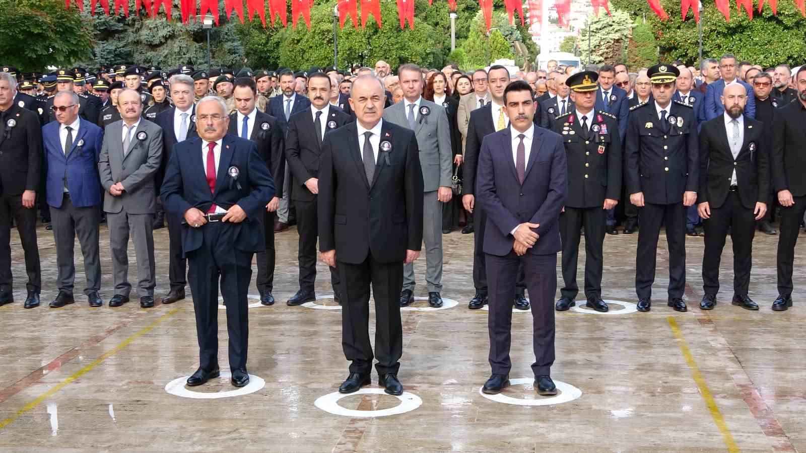 ORDU'DA, TÜRKİYE CUMHURİYETİ'NİN KURUCUSU GAZİ MUSTAFA KEMAL ATATÜRK'ÜN 85'İNCİ ÖLÜM YIL DÖNÜMÜNDE SAATLER 09.05'İ GÖSTERDİĞİNDE HAYAT DURDU