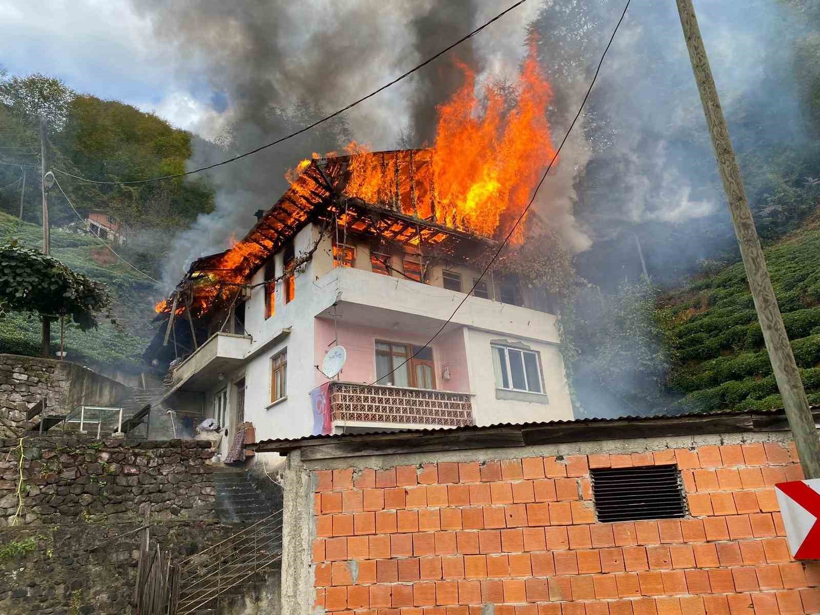 TRABZON'UN SÜRMENE İLÇESİ ARMUTLU MAHALLESİNDE SABAH SAATLERİNDE 3 KATLI BİR EVİN ÇATI KATINDA ÇIKAN YANGIN KORKU VE PANİĞE YOL AÇTI. YANGIN KONTROL ALTINA ALINARAK SÖNDÜRÜLDÜ, EVDE MADDİ HASAR MEYDANA GELDİ