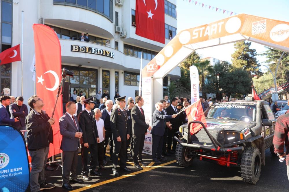 TÜRKİYE OFF-ROAD ŞAMPİYONASININ 5. AYAĞI AKÇAABAT'TA BAŞLADI. 19 ARAÇ VE 38 SPORCUNUN MÜCADELE EDECEĞİ ORGANİZASYON AKÇAABAT BELEDİYESİ ÖNÜNDEN SEREMONİ İLE START ALDI